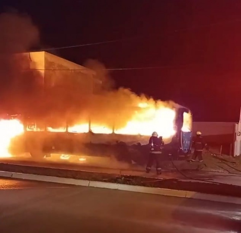 Feroz incendio de un colectivo en el barrio Ceco